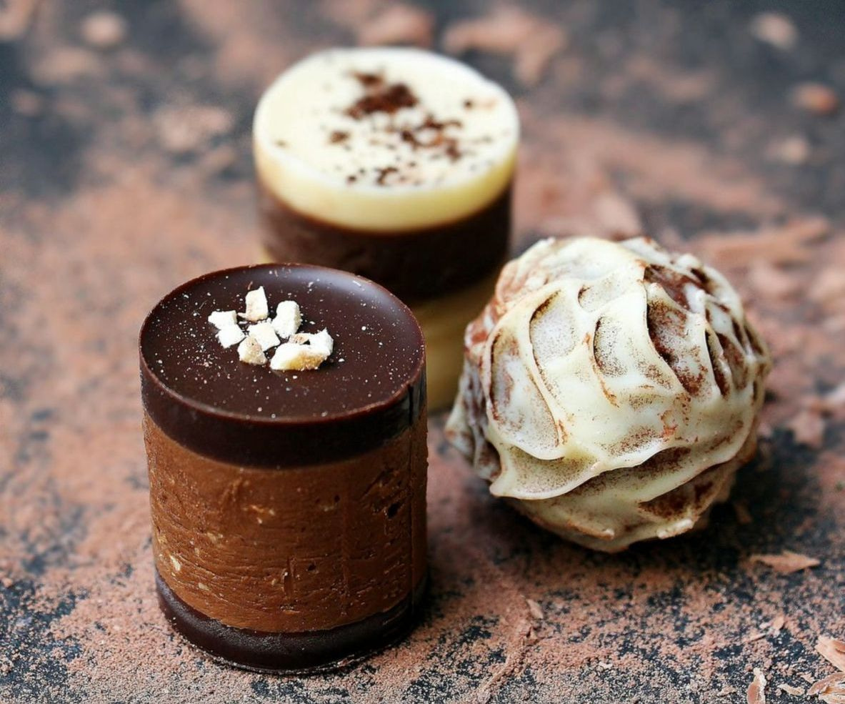 Vitrina de dulces artesanales y chocolate artesanal recién preparados